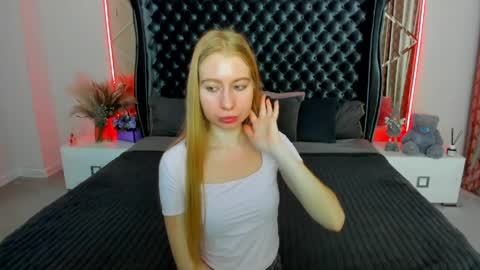 Snapshot of alina__blonde chatting on May 16, 6:10 am Alina online show from May 16, 6:10 am