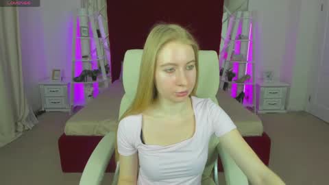 Snapshot of alina__blonde chatting on May 17, 5:38 am Alina online show from May 17, 5:38 am