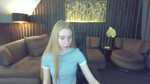 Snapshot of alina__blonde chatting on May 23, 5:45 am Alina online show from May 23, 5:45 am