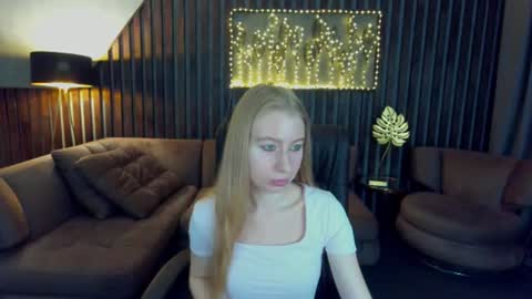 Snapshot of alina__blonde chatting on June 9, 5:41 am Alina online show from June 9, 5:41 am