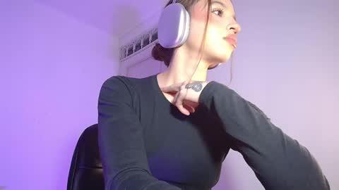 Snapshot of alina_lee01 chatting on May 19, 1:11 am NYX online show from May 19, 1:11 am