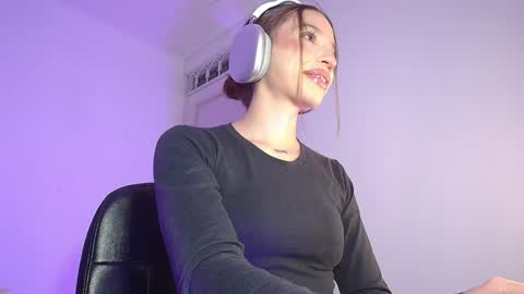 Snapshot of alina_lee01 chatting on May 19, 1:56 am NYX online show from May 19, 1:56 am