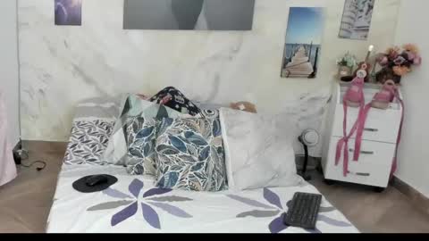 Snapshot of alinabozz1 chatting on April 25, 12:02 am alinabozz1 online show from April 25, 12:02 am