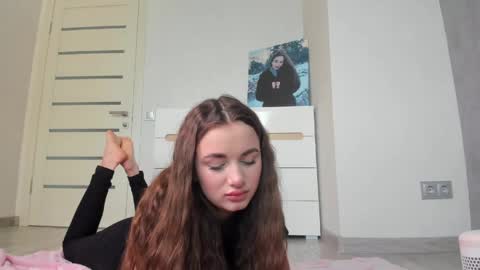 Snapshot of alinaluxxx chatting on May 15, 10:22 am Alina online show from May 15, 10:22 am