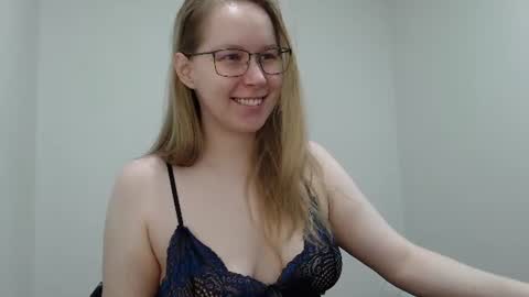 Snapshot of alinasei chatting on July 7, 6:27 am alinasei online show from July 7, 6:27 am