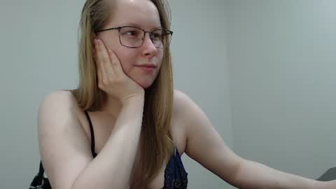 Snapshot of alinasei chatting on July 7, 7:23 am alinasei online show from July 7, 7:23 am