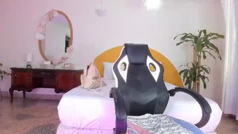 Snapshot of alinasimmons chatting on June 23, 12:36 pm AlinaSimmons online show from June 23, 12:36 pm