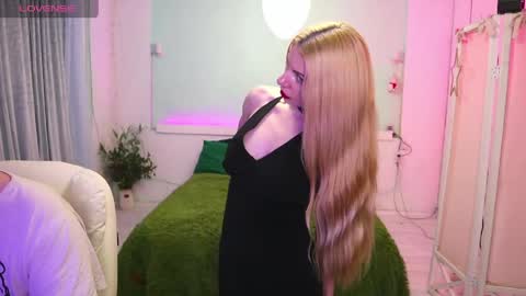 Snapshot of alisaaleks chatting on April 18, 7:58 pm Alisa Aleks online show from April 18, 7:58 pm