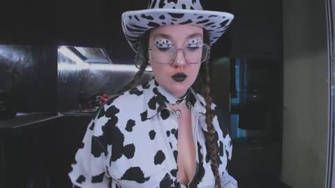 Snapshot of alisaxfox chatting on April 22, 8:06 am Alisa online show from April 22, 8:06 am