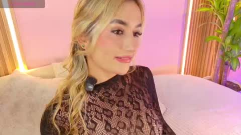 Snapshot of alison_collins_ chatting on May 23, 6:12 pm Alison online show from May 23, 6:12 pm
