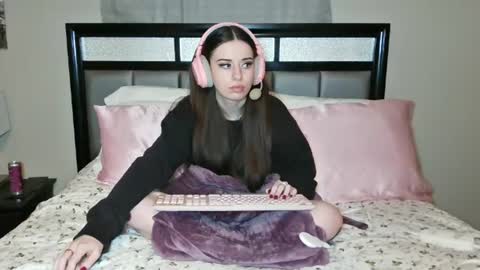 Snapshot of alisonfieldsxo chatting on June 30, 4:24 am Alison Fields online show from June 30, 4:24 am