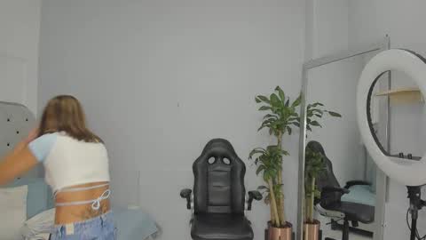 Snapshot of alix_18 chatting on September 13, 11:21 am alix_18 online show from September 13, 11:21 am