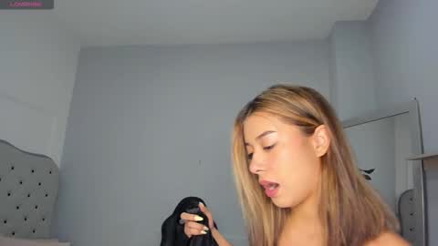 Snapshot of alix_18 chatting on October 8, 11:19 am alix_18 online show from October 8, 11:19 am
