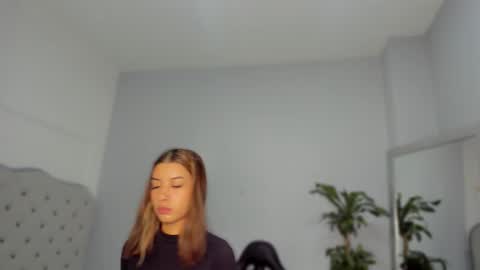 Snapshot of alix_18 chatting on October 14, 11:11 am alix_18 online show from October 14, 11:11 am