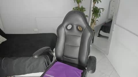 Snapshot of alix_18 chatting on October 18, 11:33 am alix_18 online show from October 18, 11:33 am