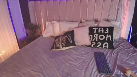 Snapshot of alixx_von_d chatting on April 25, 1:41 pm Ali online show from April 25, 1:41 pm