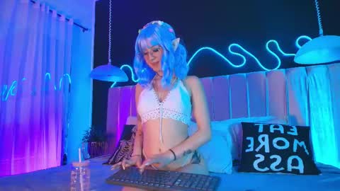Snapshot of alixx_von_d chatting on May 18, 12:44 pm Ali online show from May 18, 12:44 pm