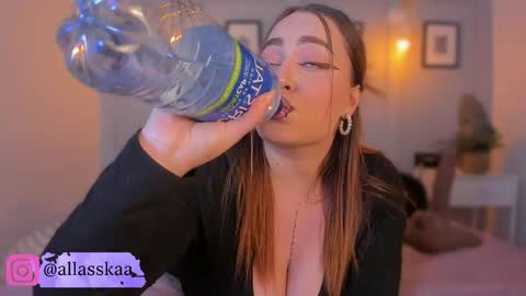 Snapshot of allasska_ chatting on May 15, 4:52 am Laura online show from May 15, 4:52 am