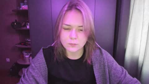 Snapshot of alli_zi chatting on November 28, 5:21 am Blair online show from November 28, 5:21 am