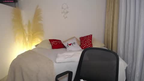 Snapshot of allierose_ chatting on April 21, 6:12 pm Allie online show from April 21, 6:12 pm