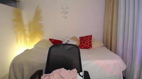 Snapshot of allierose_ chatting on April 23, 12:29 pm Allie online show from April 23, 12:29 pm