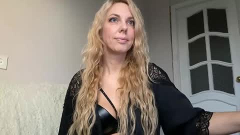 Snapshot of allmaybe chatting on May 24, 4:34 pm Nika online show from May 24, 4:34 pm