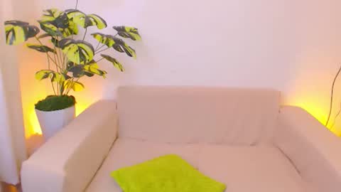 Snapshot of alluring_brianna08 chatting on May 6, 5:03 am Brianna online show from May 6, 5:03 am