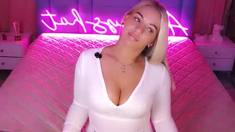 AlwaysHot online show from February 4, 2:17 am