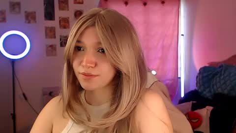 Snapshot of ally_donfort chatting on April 17, 9:07 pm Ally online show from April 17, 9:07 pm