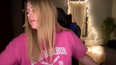 Snapshot of allyanalangel chatting on February 19, 4:01 am allyanalangel online show from February 19, 4:01 am