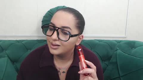         online show from April 8, 7:03 pm