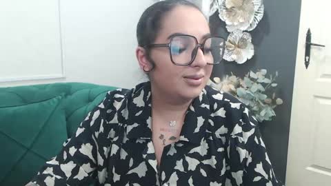 Snapshot of allyiah chatting on May 4, 6:37 pm online show from May 4, 6:37 pm