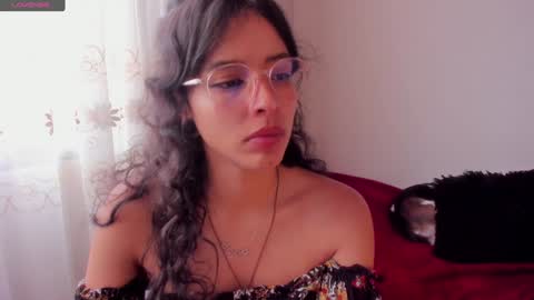 Snapshot of aluna_0310 chatting on December 2, 8:33 pm . . online show from December 2, 8:33 pm