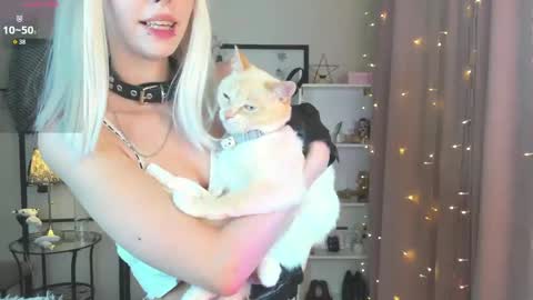 Snapshot of aluwe_meow chatting on May 22, 10:04 pm Aluwe online show from May 22, 10:04 pm