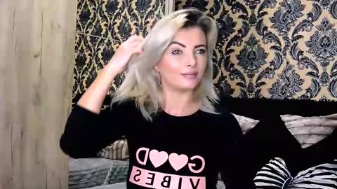 Snapshot of alyblonde chatting on January 19, 11:45 am aly online show from January 19, 11:45 am