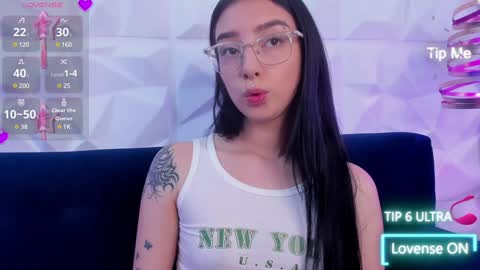 Snapshot of alys_molly chatting on January 4, 2:14 pm sopie online show from January 4, 2:14 pm