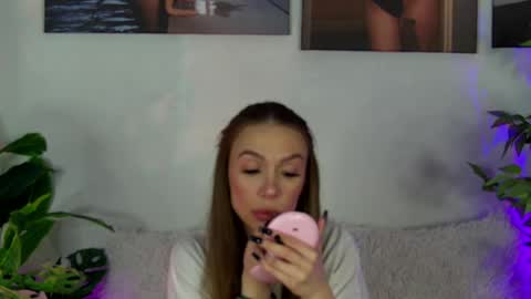 Snapshot of alyson_huxley chatting on April 6, 7:15 pm Alyson online show from April 6, 7:15 pm
