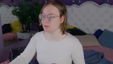 Snapshot of amanda_butlerr chatting on April 8, 10:26 am Hi im Amanda online show from April 8, 10:26 am