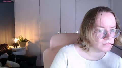 Snapshot of amanda_butlerr chatting on May 8, 10:53 am Hi im Amanda online show from May 8, 10:53 am