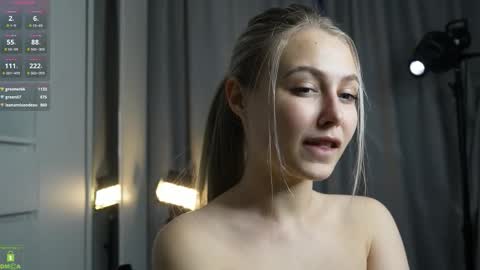 Snapshot of amanda_sayhey chatting on November 2, 3:31 am online show from November 2, 3:31 am