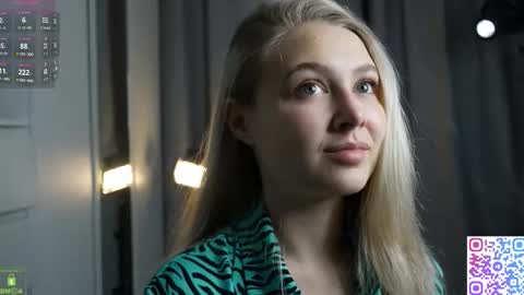 Snapshot of amanda_sayhey chatting on November 2, 5:15 pm online show from November 2, 5:15 pm