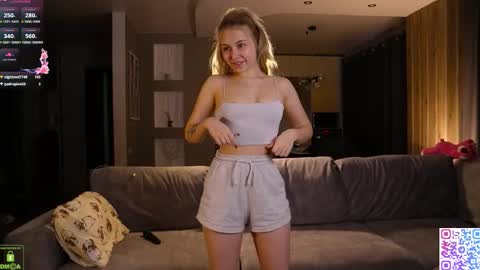 Snapshot of amanda_sayhey chatting on February 17, 3:47 am online show from February 17, 3:47 am