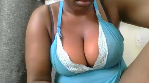 Snapshot of ambar_jasiri chatting on December 24, 8:33 am Mia online show from December 24, 8:33 am