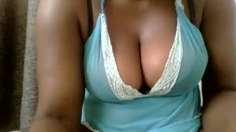 Snapshot of ambar_jasiri chatting on February 9, 1:35 pm Mia online show from February 9, 1:35 pm