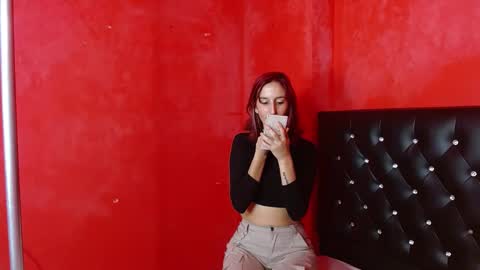 Snapshot of ambar_roux1 chatting on February 17, 2:59 pm ambar_roux1 online show from February 17, 2:59 pm