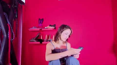 Snapshot of ambar_roux1 chatting on October 29, 1:46 pm ambar_roux1 online show from October 29, 1:46 pm