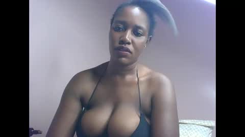 Snapshot of amber_cutie2 chatting on April 18, 2:04 am amber_cutie2 online show from April 18, 2:04 am