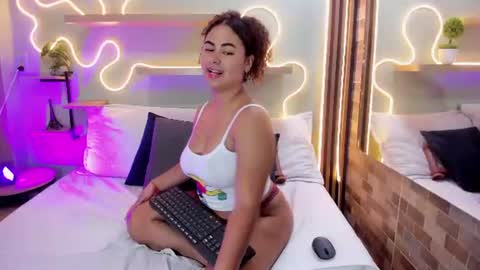Snapshot of amber_milers chatting on June 17, 7:37 pm A M B E R online show from June 17, 7:37 pm