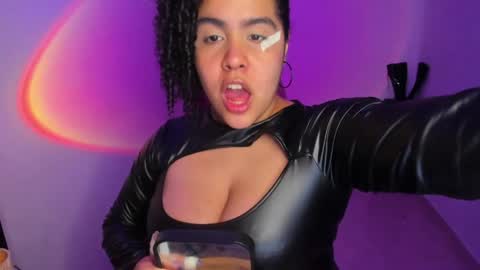 Snapshot of amber_smith20 chatting on April 29, 12:48 am find me here --- online show from April 29, 12:48 am