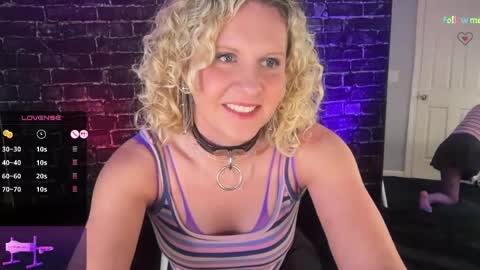 Snapshot of amberjade_aj chatting on April 29, 12:05 am Amber Jade online show from April 29, 12:05 am